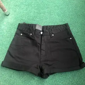 Superfina svarta högmidjade jeansshorts stl 26. Helt Nya!!!