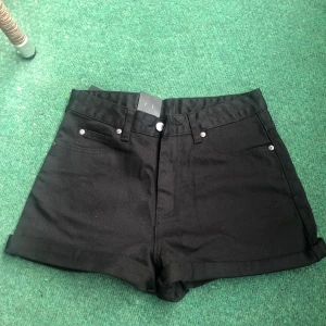 Nya högmidjade shorts stl 26 - Superfina svarta högmidjade jeansshorts stl 26. Helt Nya!!!