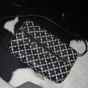 Malene Birger - Fin axelväska i skinn. Nypris ca 1000kr. Lite små sliten men inget som syns på avstånd. Visa intresse i kommentarerna! Högsta bud: 190kr. Väskan går till högsta bud den 23 kl 12💕