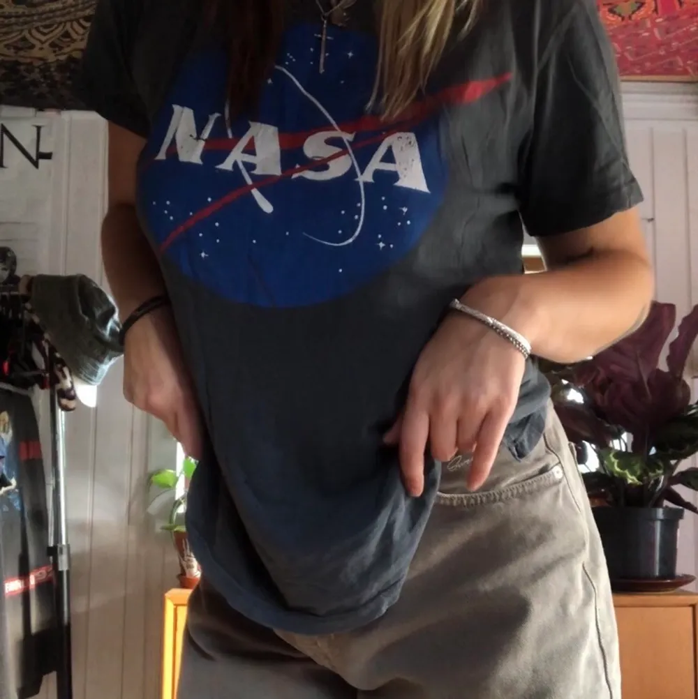 Oversized grå T-shirt med nasa tyck, använd ett fåtal gånger. . T-shirts.