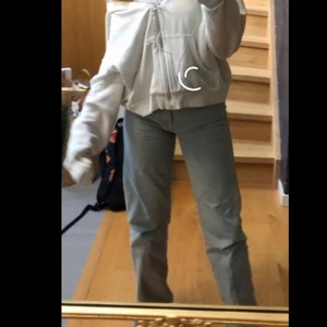 Jeans från zara!  - Super snygga jeans från zara! Mint gröna i färgen, storlek 36, jag är 168-170 cm och de är perfekta. Säljer pga för många jeans🌸