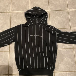 RANDIG HOODIE STRL XS  - skick 8/10 (inte använt alls mycket) Storlek: XS  riktigt fin hoodie i ett bra skick som kostar 350kr nypris som jag säljer för 250kr. Betalning sker genom swish och det går att frakta produkten.