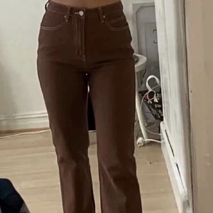 bruna jeans  - bruna jeans ifrån shein! köpte de på plick, men de var för stora. bra skick. skickar alltid post bevis. de står att dom är i XS men de passar nog bättre nån som har S! grattis frakt! kan mötas upp i norrköping,  eller i sthlm 1-3 augusti 