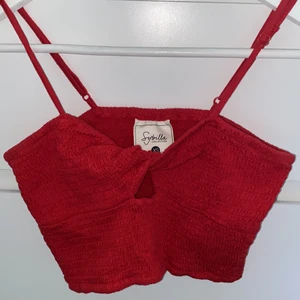 röd croptop - superfin och somrig croptop som köptes utomlands i Chile men som bara använts fåtal gånger och är i perfekt skick :) ganska croppad men har justerbara band, skriv privat om fler bilder önskas💕⚡️✨