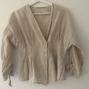 Blus  - En randig blus från nakd som sitter väldigt fint åt vid bysten, kommer tyvärr inte mycket åt användning längre och tänker därför sälja den:) 