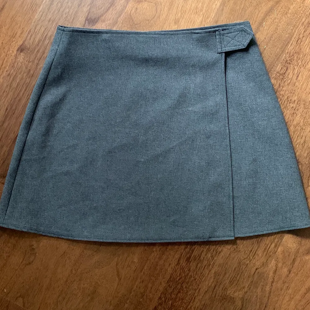 Fin kort kjol från Pimkie. Den går att ”öppna upp” (se bild 2) 50kr + frakt💞. Kjolar.
