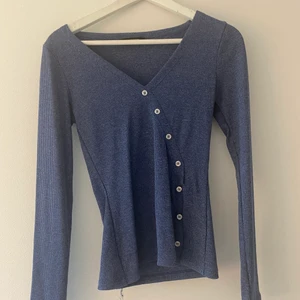 Långärmad tröja - Mörkblå långärmad tröja, är som ny! 