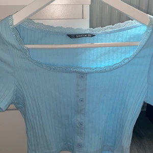 tröja med spets - säljs i gott skick då den aldrig har använts✨ skönt material och lite croppad :)