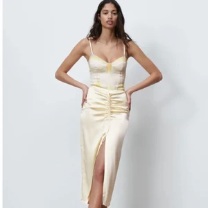 Body i Tie Dye - Slutsåld body från Zara i tie dye och väldigt smickrande i brösten. Aldrig använd och i helt nytt skick. Storlek XS. Säljes för 199kr.