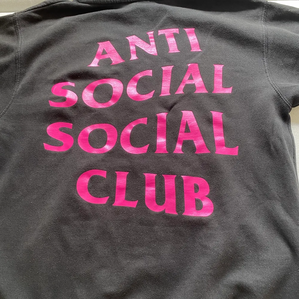 Väldigt skön och snygg assc hoodie. Köpt från anti social social clubs hemsida. Andvänd några ggr. Skick:8.5/10 . Hoodies.