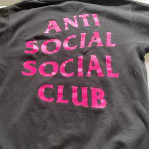Väldigt skön och snygg assc hoodie. Köpt från anti social social clubs hemsida. Andvänd några ggr. Skick:8.5/10 