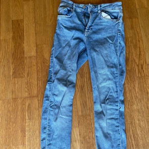Jeans  - Jeans från Gina i storlek 38. Klippt av dom längst ner och sytt för att de var för långa, min längd är 158. Kan mötas i Storvreta eller så står köpare för frakt!