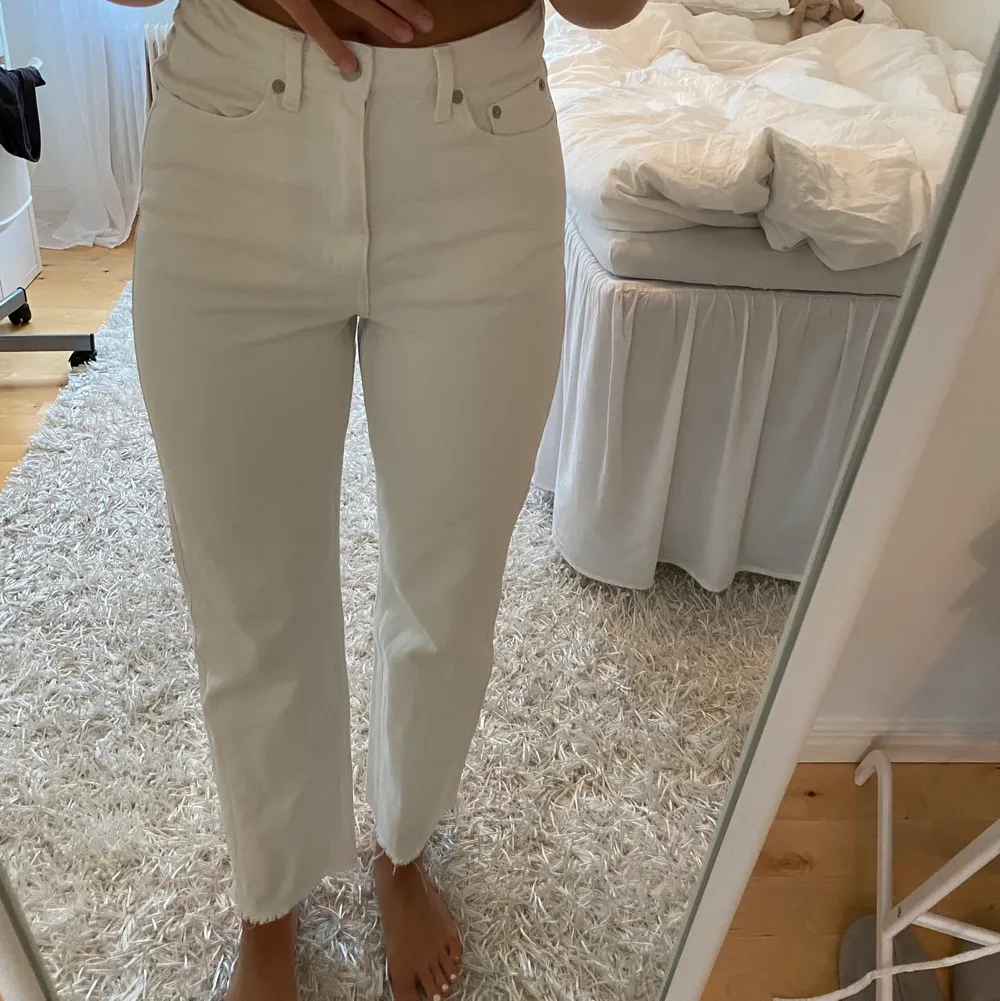Jättesnygga vita jeans från Weekday i modellen rowe. Har klippt av dem själv nere så dem är något kortare än vanligtvis. Säljer dem pågrund av att de ej kommer till användning. Pris: 200 + frakt ⭐️🌸🤍. Jeans & Byxor.