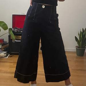 Svarta breda och utsvängda byxor köpt från Zara i bra skick! 🖤 storlek XS