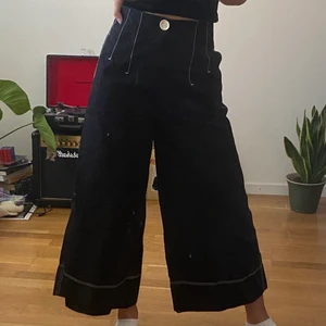 Zara breda utsvängda byxor XS - Svarta breda och utsvängda byxor köpt från Zara i bra skick! 🖤 storlek XS