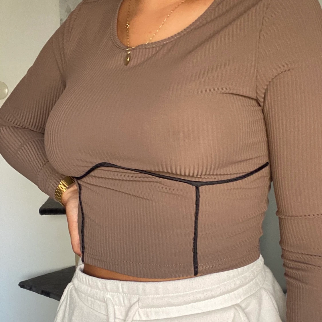 Brun tröja med sömmar