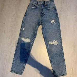 Mom jeans från Zara - Beställde hem dom men de var tyvärr för små! Storlek 32 & helt oanvända (prislapp osv sitter kvar). Mom jeans med hög midja och ankel längd. Köparen står för frakten!!🦋🦋