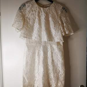 Säljer min vita spets klänning från Topshop i storlek 38.