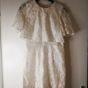 Kort vit spets klänning från Topshop - Säljer min vita spets klänning från Topshop i storlek 38.