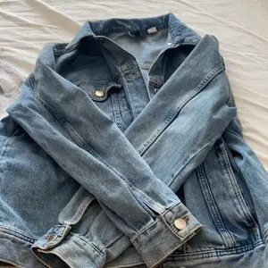 En fin och oanvänd jeansjacka från H&M. Har två st bröstfickor och två vanliga fickor. Säljs pga passa inte mig och min ”stil”. Köptes för 300 