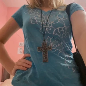 y2k t-shirt  - blå t-shirt med lite y2k vibes :) tunnt material så jätteskön att ha nu till sommaren. Ingen angoven storlek men skulle säga S, passar även mig som bär S-M i toppar. Köparen står för frakt! Kontakta om du är intresserad eller har frågor om plagget! Besvarar jättegärna på dem :)