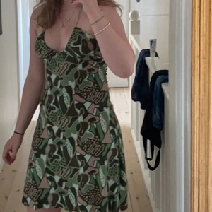 Klänning  - @mo4sdesign på insta!!! Säljer egensydda linnen och klänningar samt toppar och kjolar med tryck! 💘 allt är gjort på plagg och tyg köpt second hand eller på ekologisk bomull 