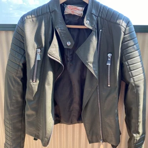 Militärgrön skinnjacka från Chiquelle - Jättefin militärgrön skinnjacka från Chiquelle i stl 42. Skulle dock säga att den är mer som en 38-40 i storleken. Använd men i fint skick ❤️‍🔥 kontakta mig för mer bilder 