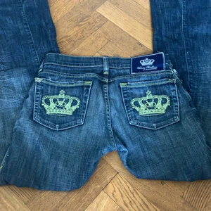 Victoria Beckham jeans - Sjukt snygga utsvängda jeans från Victoria Beckham. Storlek 27 men jag har sytt in dom så dom passar 25/26 (går enkelt att sprätta upp) längden passar mig som är 167cm men även det är uppsytt. Det är inget fel på jeansen säljer bara pga har för mycket jeans💞