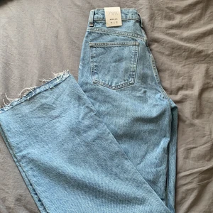 Populära zara jeans  - Super fina zara jeans jag köpte för ett tag sen men som ej passade mig:( Helt oanvända med alla lappar kvar. Slutsålda populära jeans med raka ben och formar sig fint efter kroppen! Lagom långa i benen på mig som är 173 men går säkert även att klippa de om man vill det:) (!säljer flera oanvända jeans!) 🚨vid snabba affär kan man få de för 200!!🚨