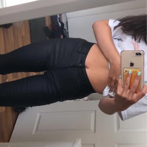 Svarta byxor  - Säljer nu dessa svarta Jenssen ifrån vero Moda. Är i stolek S och är i fint skick. Köpta för ca 300/400kr  Säljer för 100kr plus frakt på 62kr som tillkommer. För fler frågor och fler bilder är det bara att skriva.