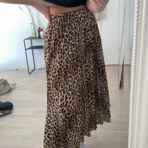 Leopardkjol - Skitsnygg kjol med 🐆 mönster från Gina! Storleken är XS men passar även en S