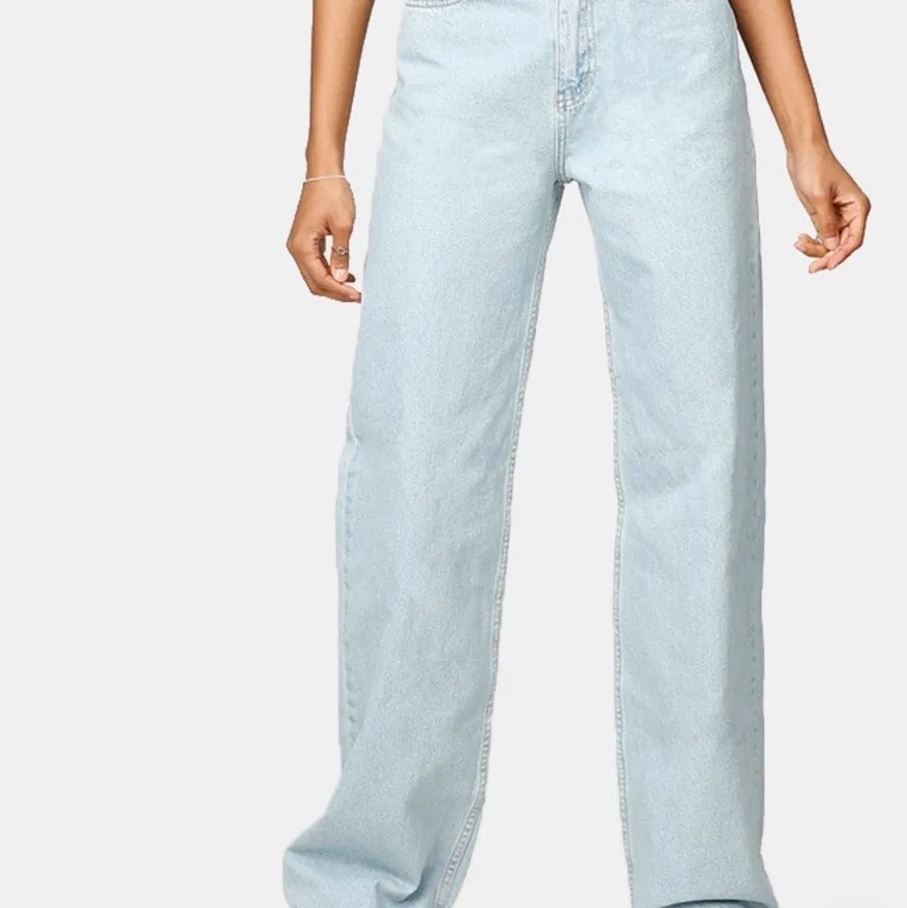 Skit snygga blåa wide leg jeans från junkyard! Super bra skick och bekväma😍 använt Max 3 gånger. Nypris 499 kr men säljer dem för 300 kr! Pris kan diskuteras💕inkl frakt . Jeans & Byxor.