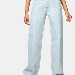 Blå Jeans - Wide Leg - Skit snygga blåa wide leg jeans från junkyard! Super bra skick och bekväma😍 använt Max 3 gånger. Nypris 499 kr men säljer dem för 300 kr! Pris kan diskuteras💕inkl frakt 