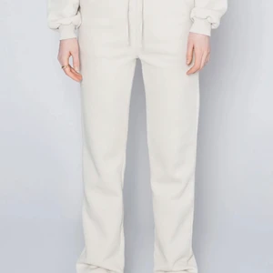 LXA Sweatpants 01 - light beige  - Säljer dessa då de var för stora för mig! Sjukt sköna och de snyggaste mysbyxorna jag vet. Jag skickar med spårbar frakt för 66kr. Jag kan skicka bild vid begäran. Ordinariepriset var 599.