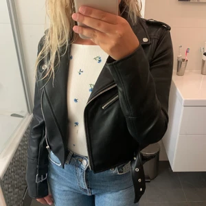 Skinnjacka - Säljer denna skinnjacka från Pull And Bear. Den är en lite kortare modell. Storlek S, men rätt liten i storleken. (Jag är 164 cm)😊