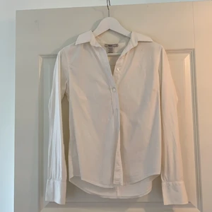 Vit skjorta från Filippa K - storlek M  - Vit skjorta i mycket bra skick från Filippa K, storlek M 