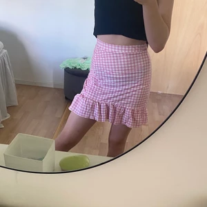 Rosa rutig kjol  - Jättefin kjol från Ginatricot. Den är ganska genomskinlig men med ett par vita trosor går de nog bra. Säljer då den aldrig kommer till användning. Har aldrig använt bara testat 2/3 gånger hemma framför spegeln 