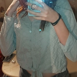 Blus - ☆Aldrig använd. ☆Väldigt fin skick. ☆knäppning och knytning fram. ☆ Fint mönster     Skriv privat om några frågor eller intressen💕