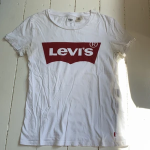 Levis t-shirt - Vit t-shirt från Levis. Har en liten rosa fläck (se bilder) och lite missfärgning från deo. Använd ganska mkt. Kommer nt till användning!! Har stretchigt material så skulle passa från XXS-S. 