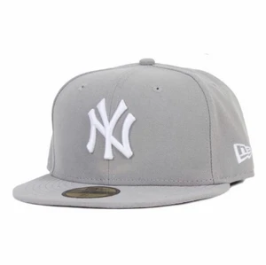 grå keps - Säljer min gråa keps. Den är i bra sick och har nästan aldrig använts. Den är i storlek 7 1/8 (56.8 cm) men skulle säga att den är lite lite stor i storleken. Köpte den för 400kr med frakt och startpriset är 200kr+frakt.