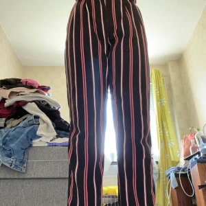 Vet ej vad det är för märke🥰 - Jätte sköna och luftiga byxor med typ hårt tyg eller vad man ska säga,✨har haft dom på mig kanske 3 gånger 🥰