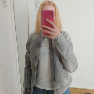 G-STAR RAW jacka - En jätte fin sommar jacka från G-STAR RAW i färgen grå. Storleken är M men passar S. Jag har använt jackan en gång och är i nyskick