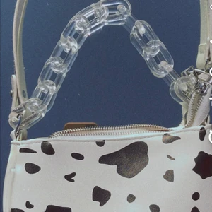 Ko väska 🐮🐮🐮 - En ko mönstrad väska med genomskinlig kedja på 🐮🐮 ska kolla vad frakten blir om någon skulle köpa!🐮💕