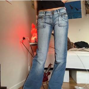 Säljer vidare dessa assnygga bootcut jeans eftersom att de tyvärr inte passade så bra! Bilderna är lånade från förra säljaren men jag kan lösa flera bilder ifall det behövs ifall jag är hemma! ❤️
