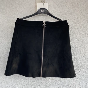 Helt ny kjol - Helt ny kjol från only som inte sitter tight nertill utan går ut lite, den är i stl xs och är helt oanvänd