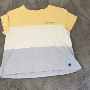 Säljer denna vita, gula och blåa T-shirten från Kappahl. Jag har använt den ganska mycket men det finns inga synliga tecken på användning. Jag köpte den för 250 och säljer den nu för 100kr