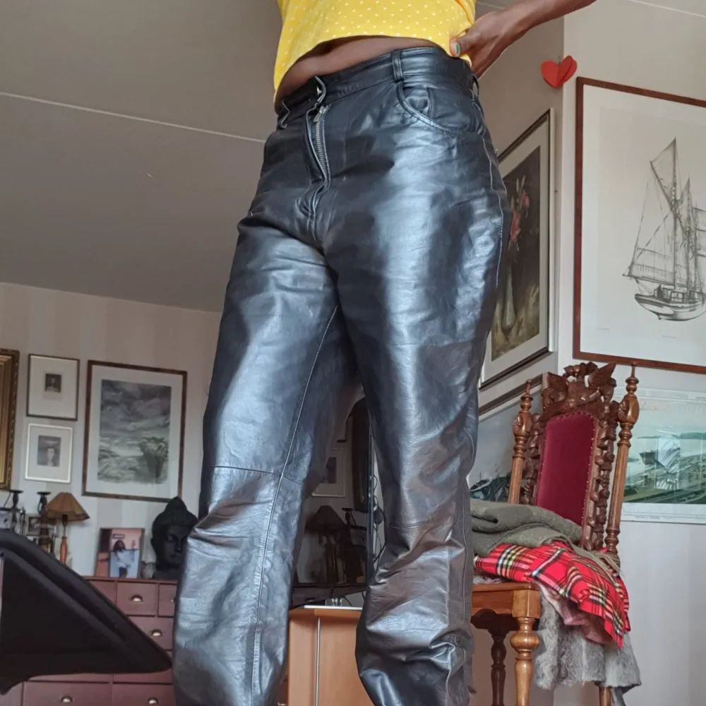 En åkt skin buggy boy to girl leather byxa I mycket bra skick och passar till båda kön. Sitter jätte perfect över size och matcherar med allt. Finns fler bilder och bud I kommenterna . Jeans & Byxor.