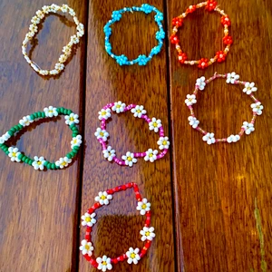 Handgjorda pärlarmband/halsband - Handgjorda pärlarmband/halsband. Går att beställa färgkombinationerna som finns på bilderna ovan eller med egen färgkombination, har alla färger. Tråden är elastisk och passar alla🌸🌸  Armband med blommor: 50kr. Standard Armband: 30kr. Halsband med blommor: 70kr. Standard halsband: 60kr🌸🌸 går att mötas upp eller att fraktas, köparen står för frakten🌸🌸