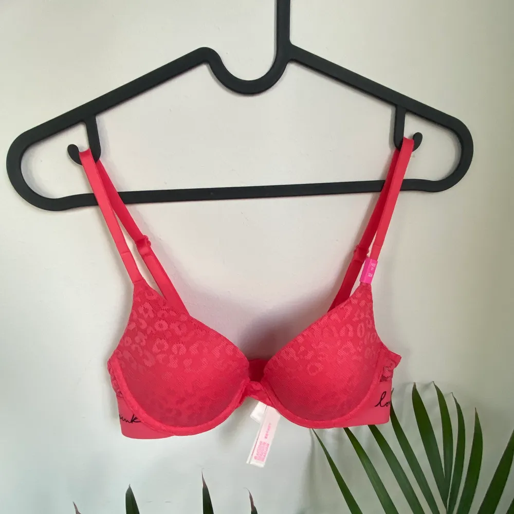 All the way from the U.S. with the original tag. Super cute hot pink push up bra. It has a comfortable band around the under part of the bra. Never worn, I just want to give it to someone who will wear it. . Toppar.