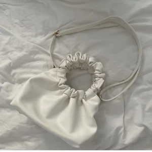 Supersöt väska  - Säljer då den inte kommer till användning. Aldrig använd och i perfekt skick!